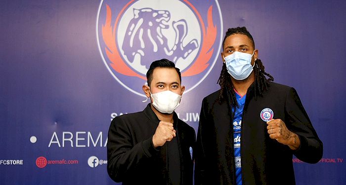Pelatih Arema Tak Percaya Kutukan Nomor 9, Yakin Carlos Fortes Bertaji